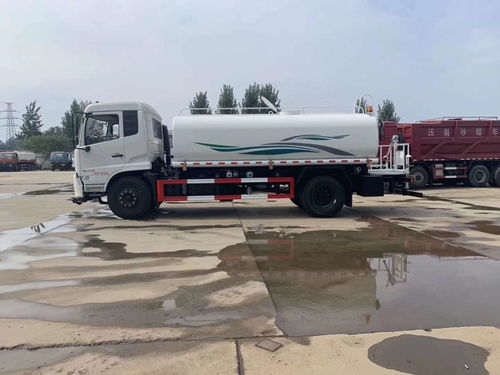 城市環(huán)衛(wèi)多面手 東風(fēng)灑水車、小型霧炮車與清洗吸污車的廠家報(bào)價(jià)與性能解析